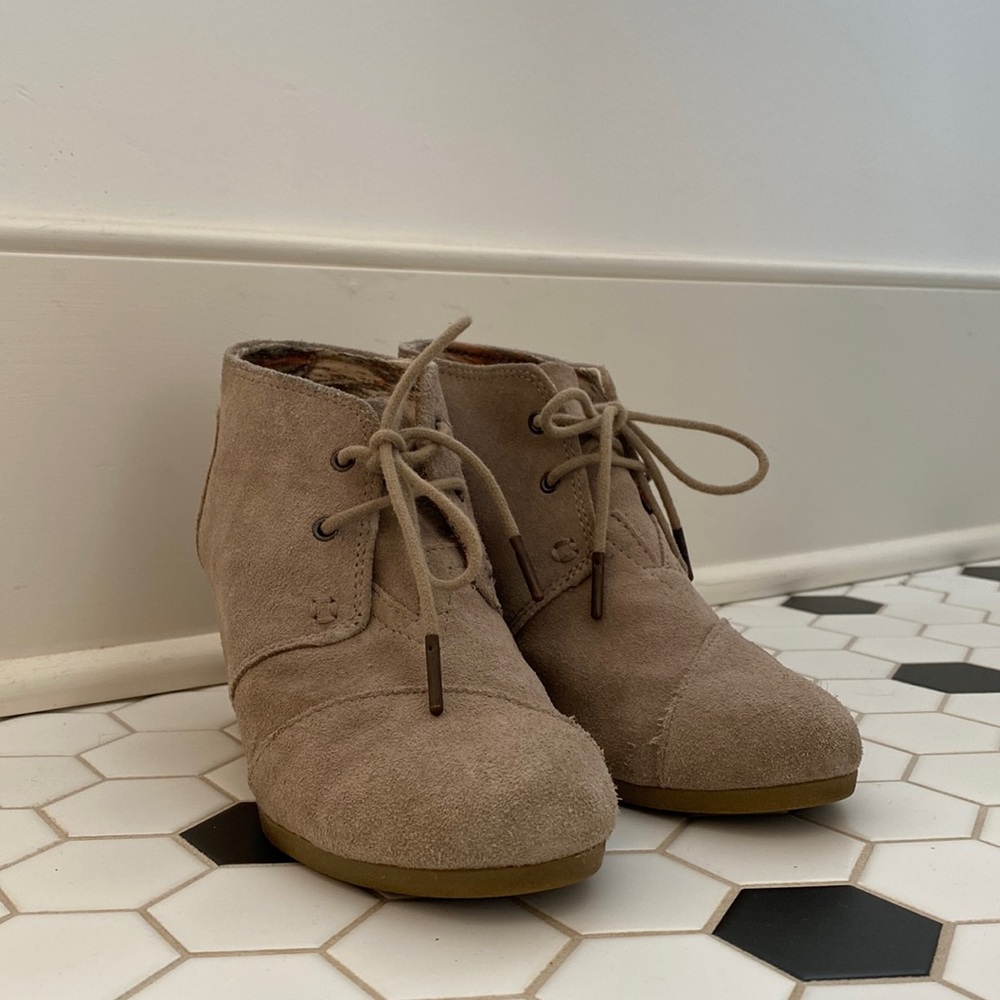 TOMS | TAN SUEDE BOOTIE